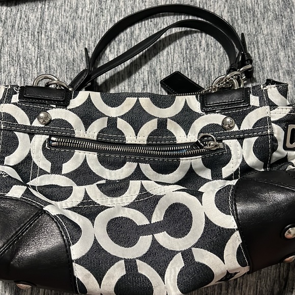 medium size handbag. Really comfortable on the shoulder. holds a lot - Picture 2 of 3